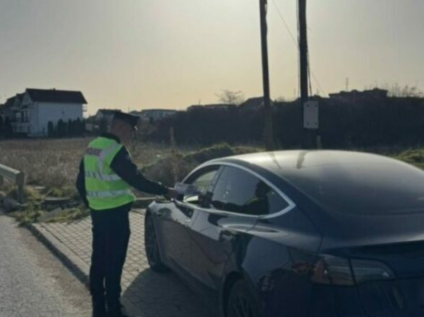 Policia në Mitrovicë zhvillon aktivitete në ofrim të sigurisë për pjesëmarrësit në trafik gjatë dimrit