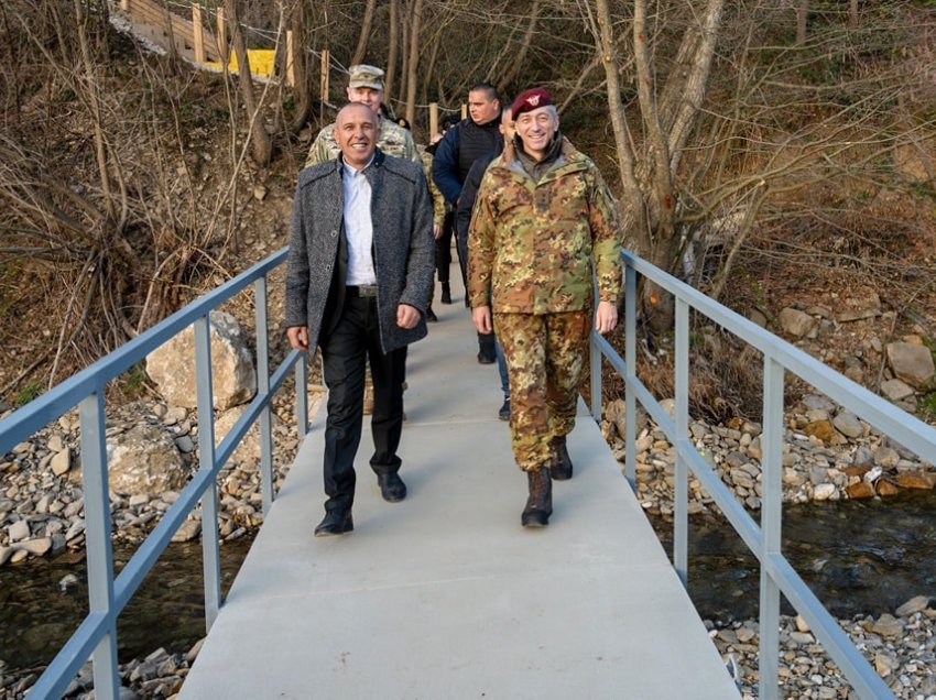 Hapet në Zubin Potok një urë për këmbësorë, e ndërtuar nga KFOR-i