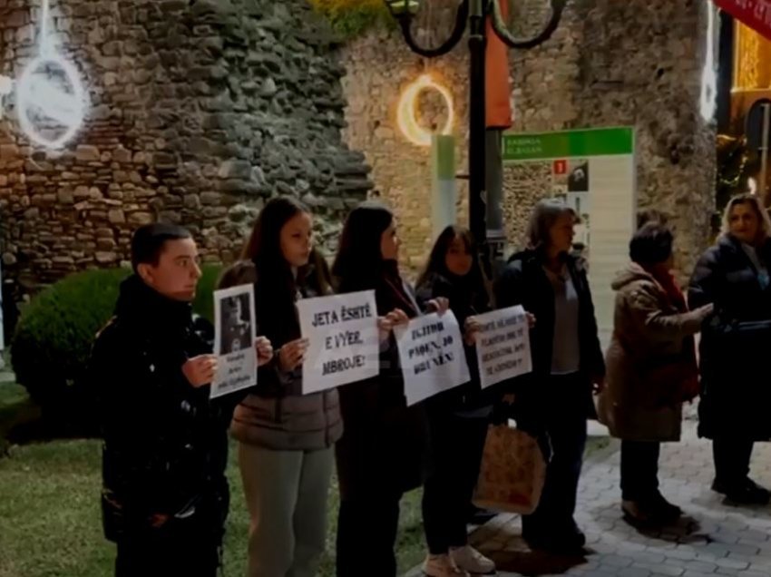 Vrasja e Martin Canit, nxënës, mësues dhe prindër me marshim paqësor në Elbasan