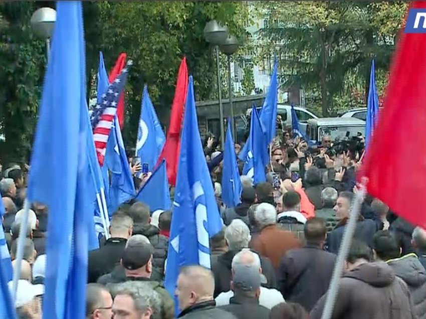 Berisha pritet me brohorima në seli, mbështetësit takojnë liderin e PD