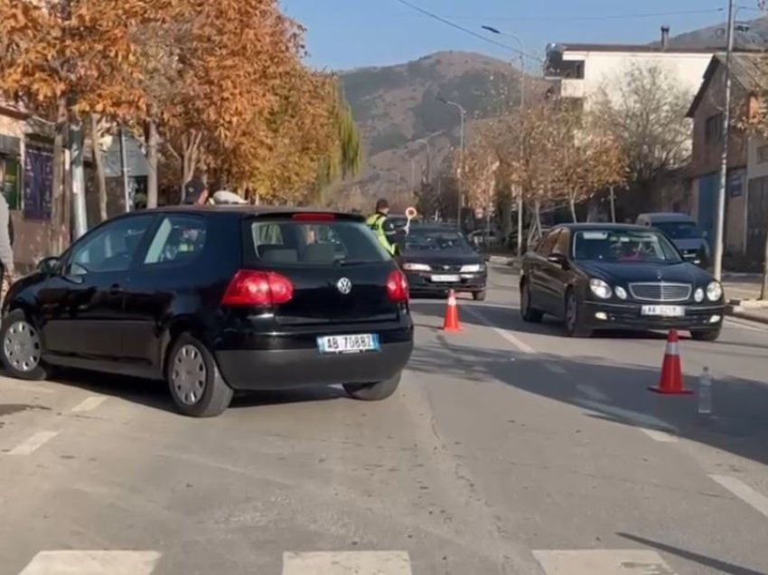 Aksident në Korçë, i moshuari përplaset nga makina, përfundon në spital