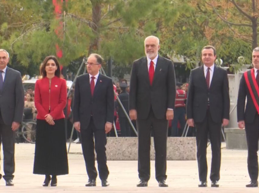 ​Rama e Kurti shfaqen bashkë në ceremoninë e ngritjes së flamurit në Vlorë