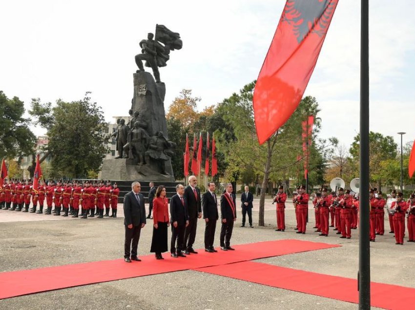 Kurti uron Shqipërinë për Ditën e Pavarësisë: 28 Nëntori na bashkon të gjithë shqiptarëve