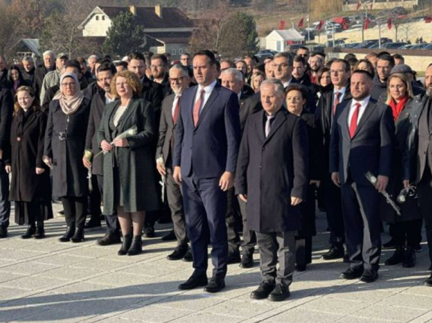 Glauk Konjufca me kabinetin qeveritar bëjnë homazhe te Kompleksi Memorial “Adem Jashari”