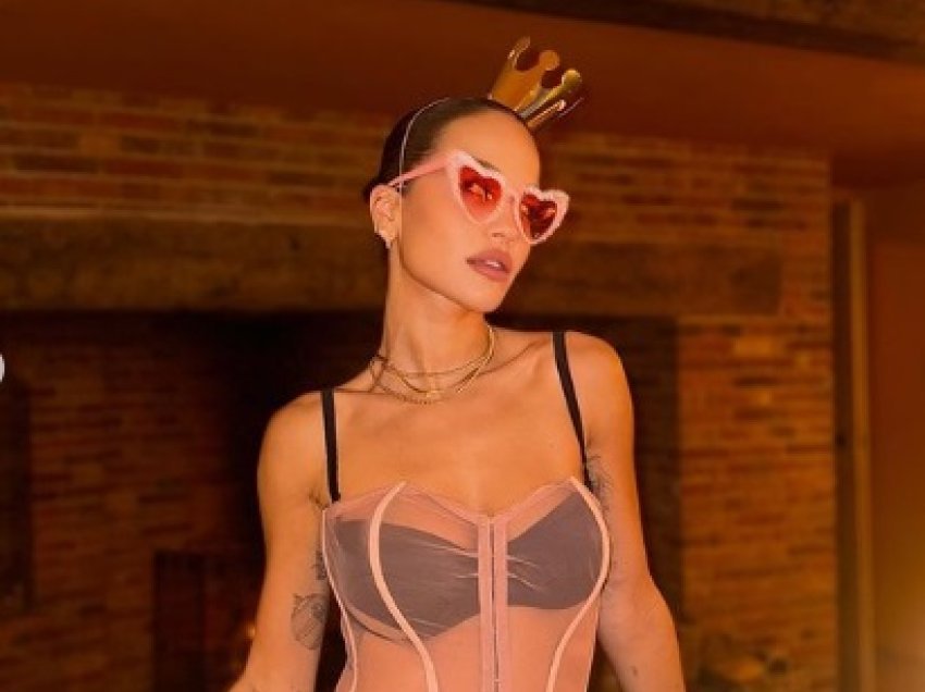 Rita Ora publikon fotografi nga ditëlindja e saj e 34-të, ndërsa duket tërheqëse në fustan transparent