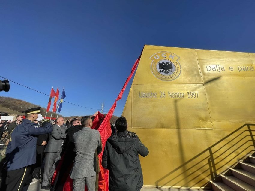 Shënohet 27 vjetori i daljes së parë të UÇK-së, zbulohet memoriali në Llaushë