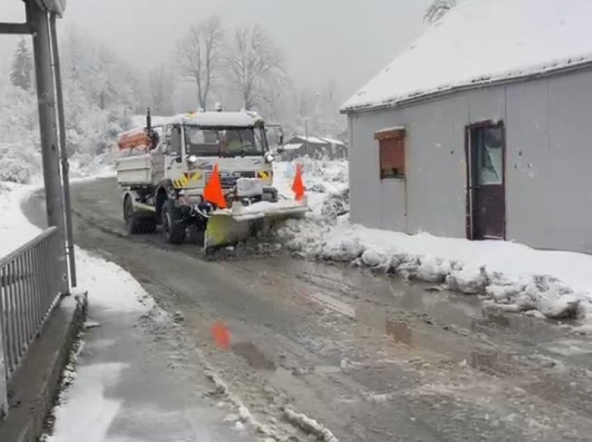 Moti i keq përfshin Shqipërinë, ARRSH: Qarkullim pa probleme i mjeteve! Borëpastrueset janë në terren