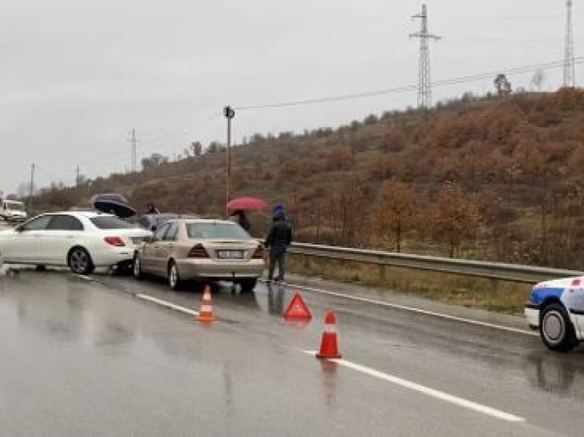 Aksident në aksin Pogradec-Korçë, përplasen tre makina me njëra-tjetrën