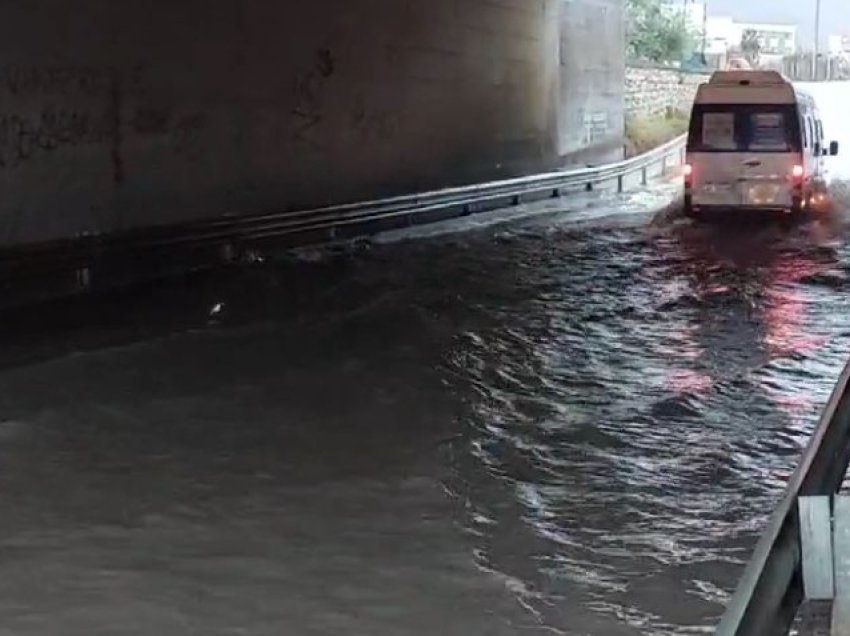 Reshjet intensive të shiut në vend, probleme në autostradën Milot-Qafë Kashar, bllokohet nënkalimi në Fushë Mamurras