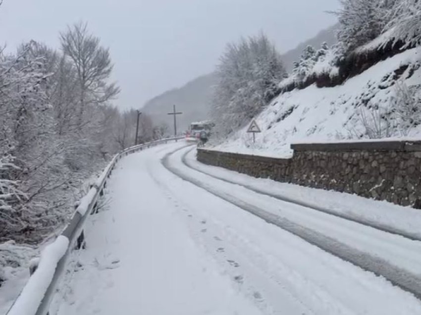 Vranësira dhe reshje, parashikimi i motit për fundjavën! Ja zonat ku do të bjerë dëborë