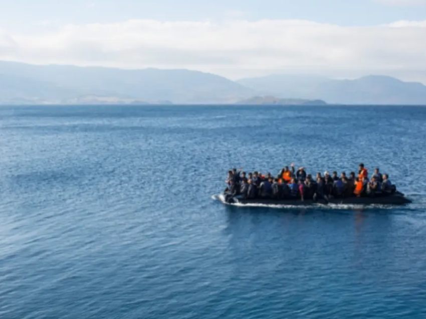 Shpëtohet anija me 36 emigrantë në bord