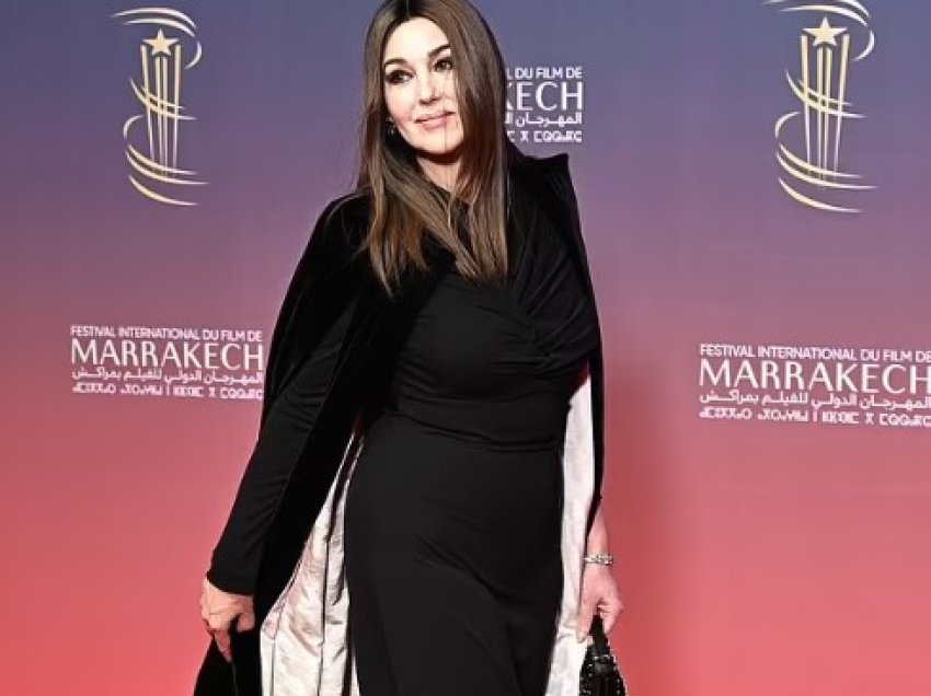 Monica Belluci “e mund” plakjen, shkëlqen në të zeza