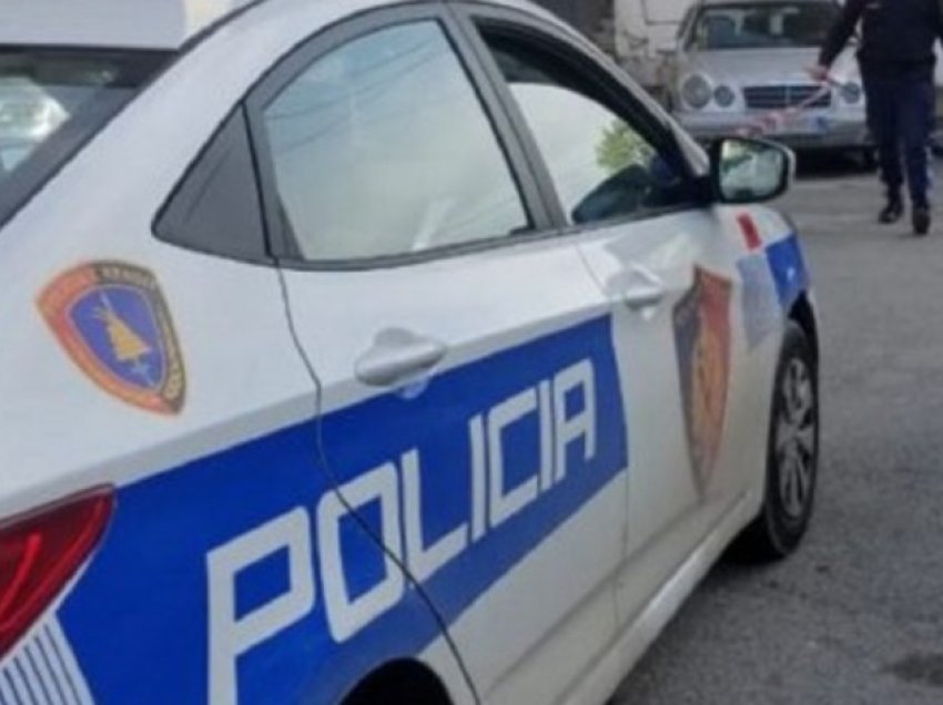 Shkodër/ Braktisin makinën me emigrantë dhe largohen pas thirrjes së policisë për të ndaluar, në kërkim dy persona