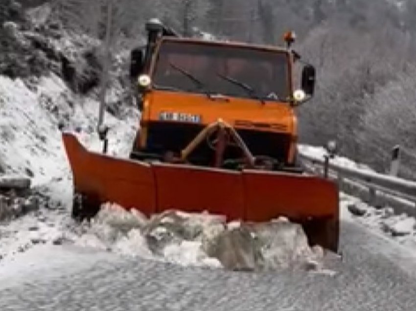 Për shkak të reshjeve të borës ndalesë për qarkullim të automjeteve të rënda transportuese në rrugën Mavrovë – Dibër dhe Gostivar – Kërçovë