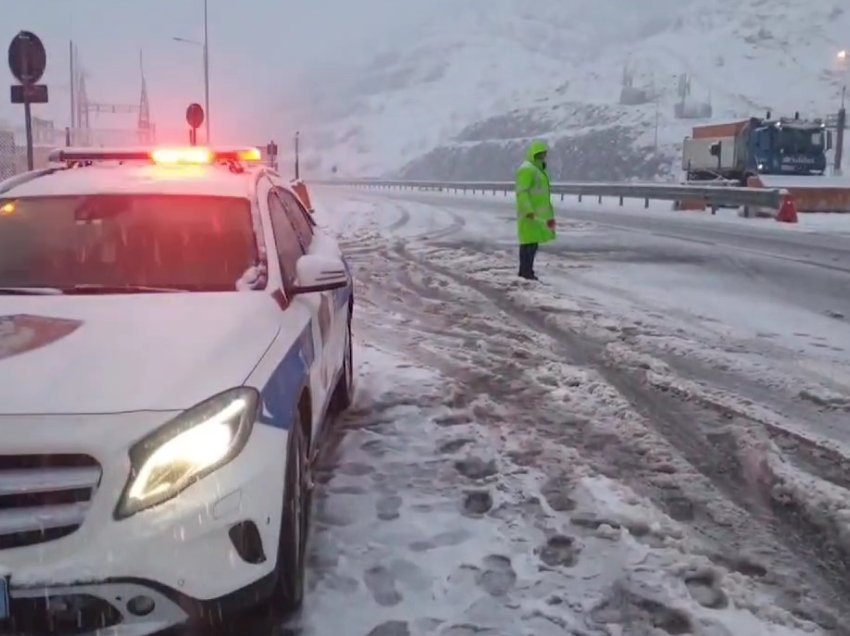 Reshje të dendura dëbore, Policia Rrugore apelon për kujdes