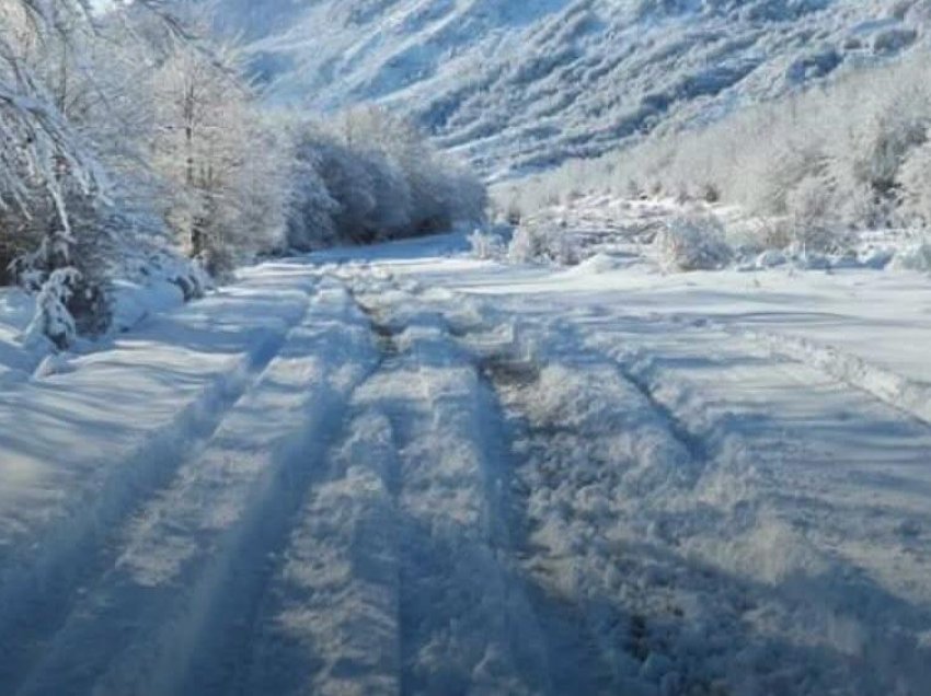 Reshje dëbore në Elbasan, zbardhen fshatrat malore, rrëshqitje dheu në disa zona