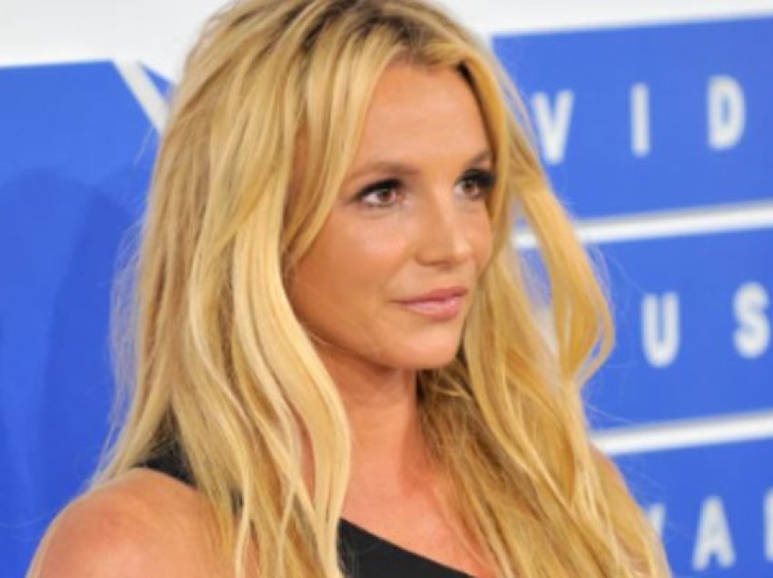 Britney Spears mbeti pa qerpikë dhe vetulla si pasojë e shpërthimit të një zjarri