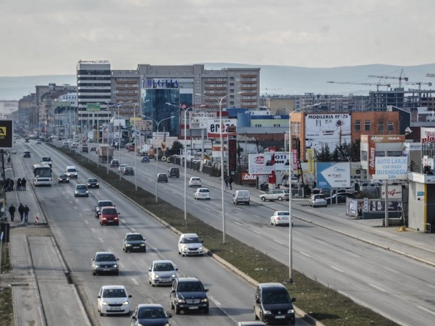 Një grua vjedh një qese me mbi 3 mijë euro në ‘Eurostore’, zbulohet nga kamerat