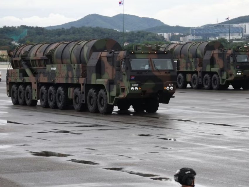 Koreja e Jugut shfaq raketën që mund të shkatërrojë bunkerët nëntokësorë të Veriut