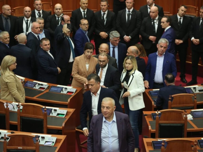  “Nuk i trembemi metodave autoritare”- 23 deputetë të opozitës referohen në SPAK, reagon Gazment Bardhi