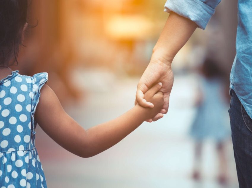  Rriten familjet me një prind në Shqipëri! Si po ndikojnë kushtet ekonomike dhe roli i grave në tregun e punës në uljen e lindshmërisë