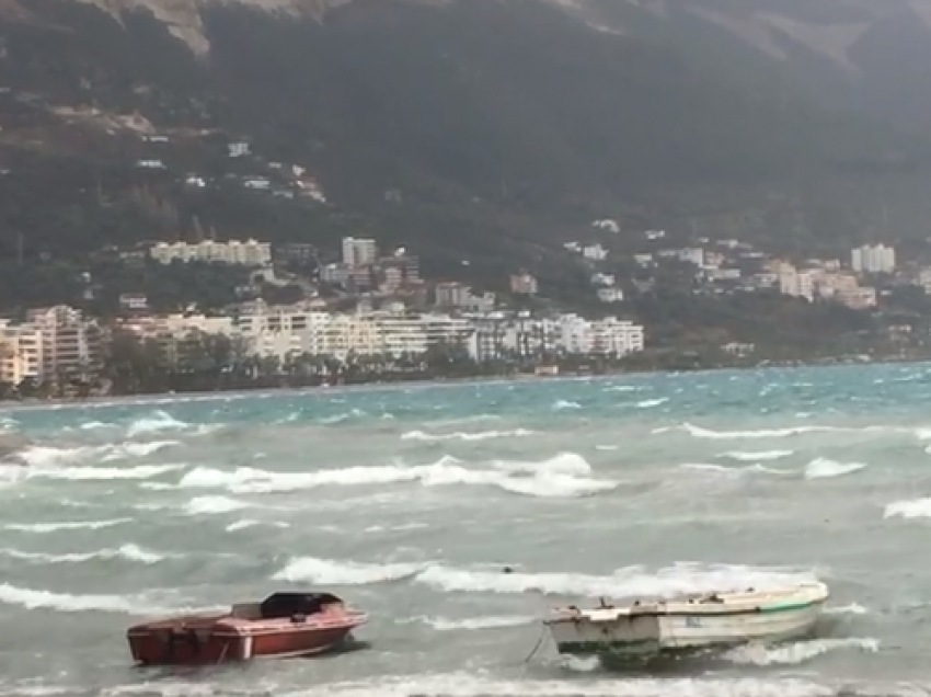 Pezullohet lundrimi i mjeteve të vogla në Vlorë, shkak moti i keq