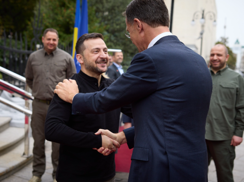 Rutte vizitën e parë si shef i NATO-s e realizon në Ukrainë, Zelensky duket shumë i lumtur