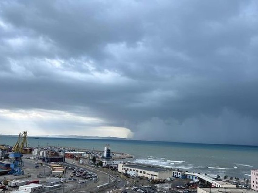 Moti i keq vonon nisjen e trageteve në Durrës, stuhitë e erërave dhe reshjet e shiut ndalojnë lundrimin e anijeve të peshkimit