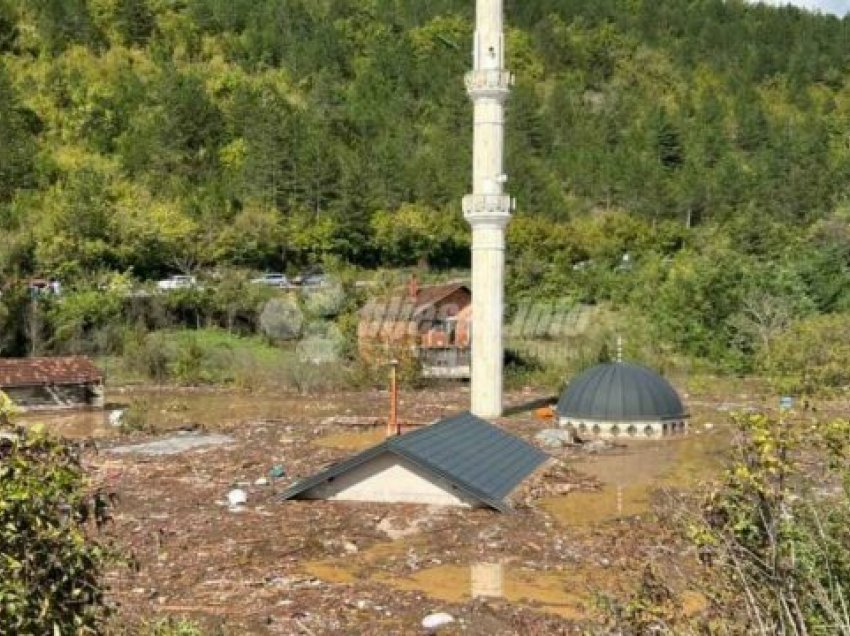 Xhamia e Jabllanicës përfundon e tëra nën ujë, imami dhe familja shpëtuan pasi qëndruan në çati