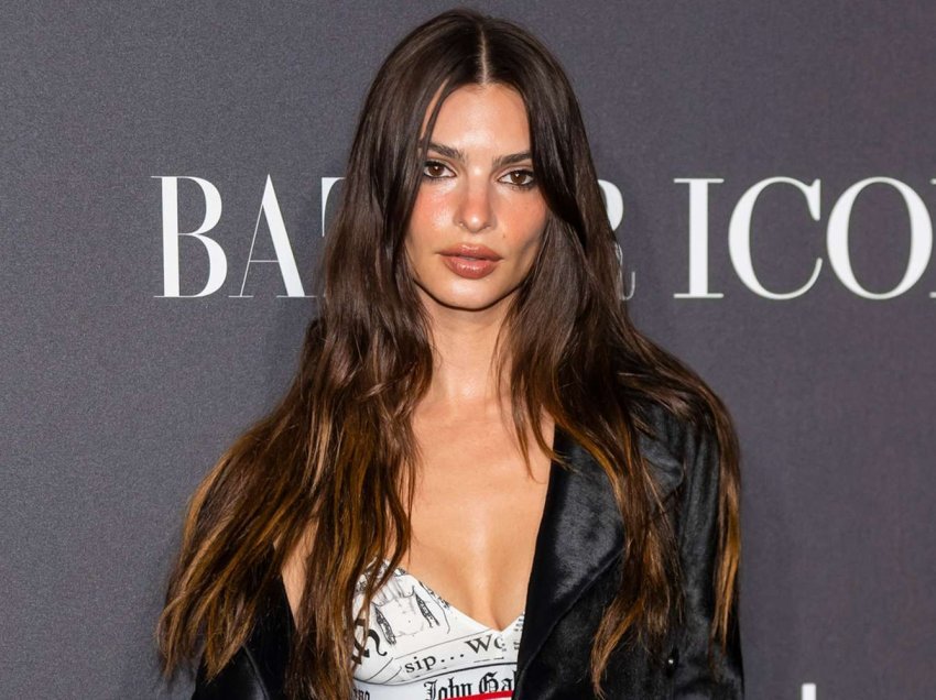 Emily Ratajkowski ndan një selfie ‘topless’ të bërë në dollapin e saj ku ruan mbi 100 palë këpucë