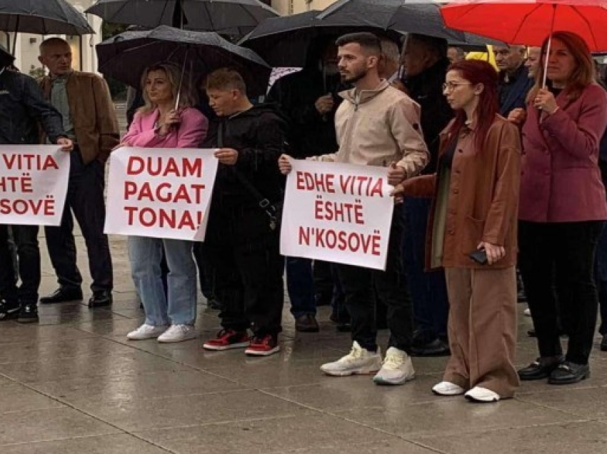 Punonjësit e arsimit të Vitisë protestojnë për mos daljen e pagave