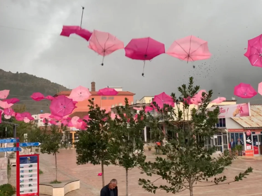 Vetëm një orë reshje shiu, bllokohen kanalet e rrugëve të qytetit të Bulqizës