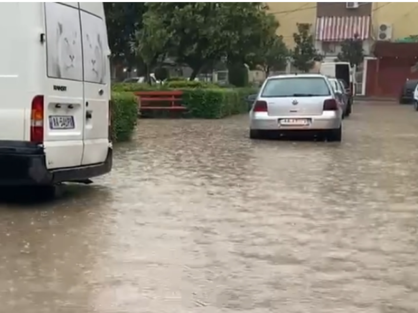 “Doli në pah realiteti”, përmbytet Lezha, Gjekmarkaj ironik: Shiu përmbyt rrugë dhe lagje si ‘bereqet’ fitore post daljes njëherë e mirë nga borxhi