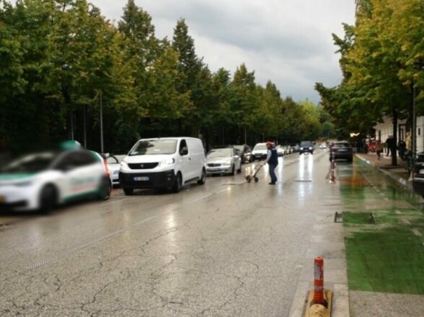 Dy persona në Tiranë me motor thyejnë xhamin e taksit dhe vjedhin çantën me para