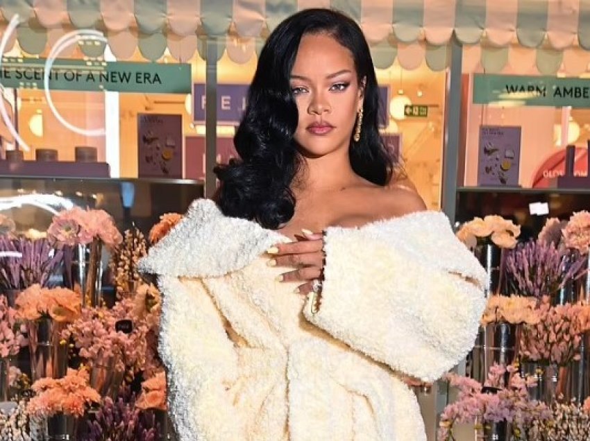 Rihanna shfaq stilin e saj të vjeshtës gjatë një daljeje në New York