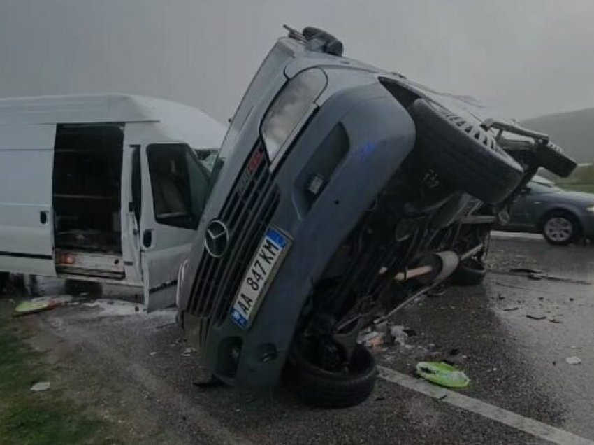 Dy furgona përplasen në aksin Levan- Tepelenë, mbeten të plagosur 6 pasagjerë