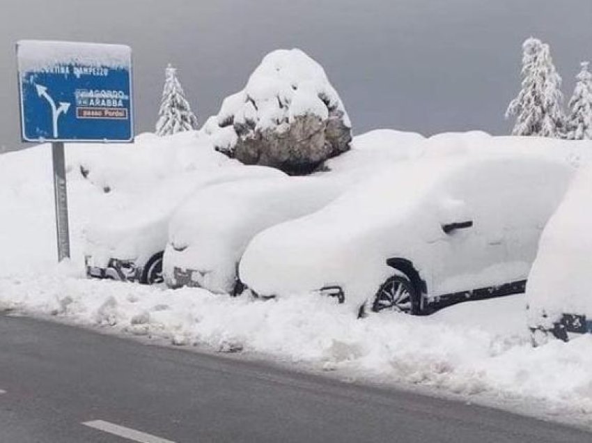 Dëbora e parë/ Moti i keq prek edhe këtë vend, mbulohen disa zona