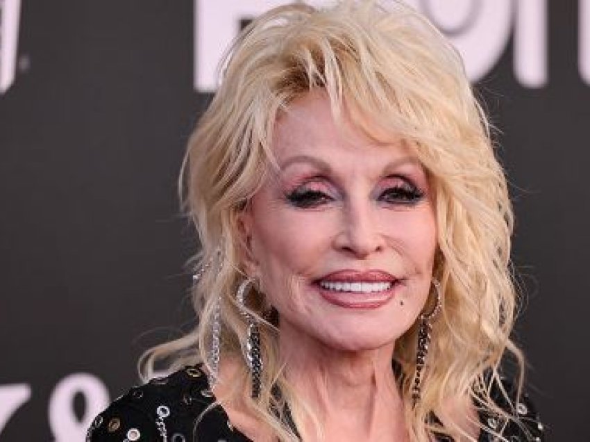 Dolly Parton dhuron 1 milion dollarë për të prekurit nga përmbytjet në ShBA