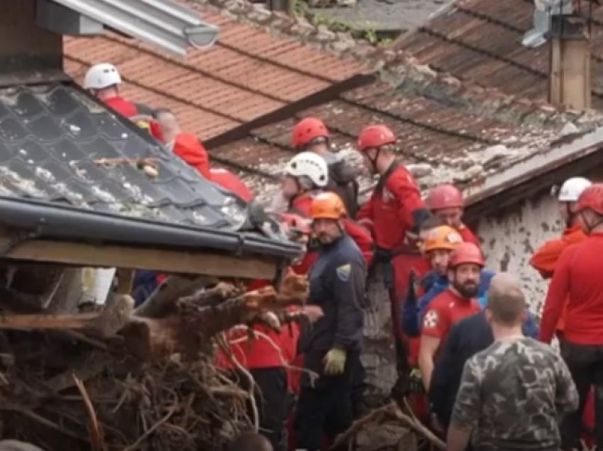 Nëna heroinë noton 3 km, shpëton vajzën nga përmbytjet në Bosnje