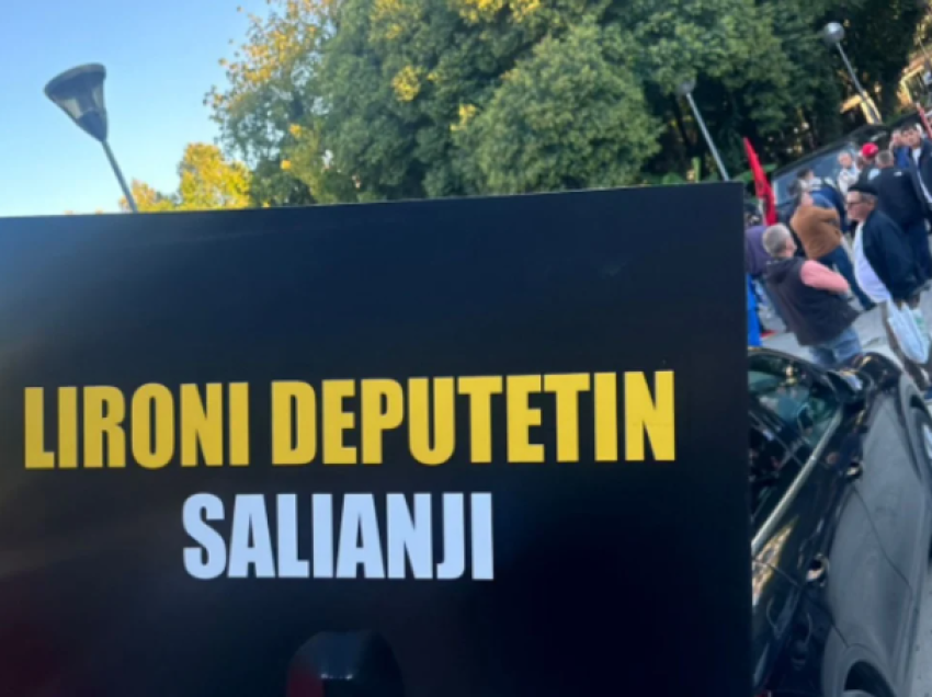 Një pjesë e protestuesve mblidhen në selinë blu, mbajnë pankartën “Lironi deputetin Salianji”