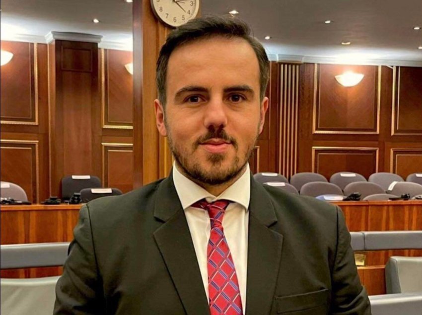 Deputeti Bajrami: Analistët janë çartur dhe po e pështyjnë Republikën vetëm sepse e udhëheq Albini dhe Vetëvendosja