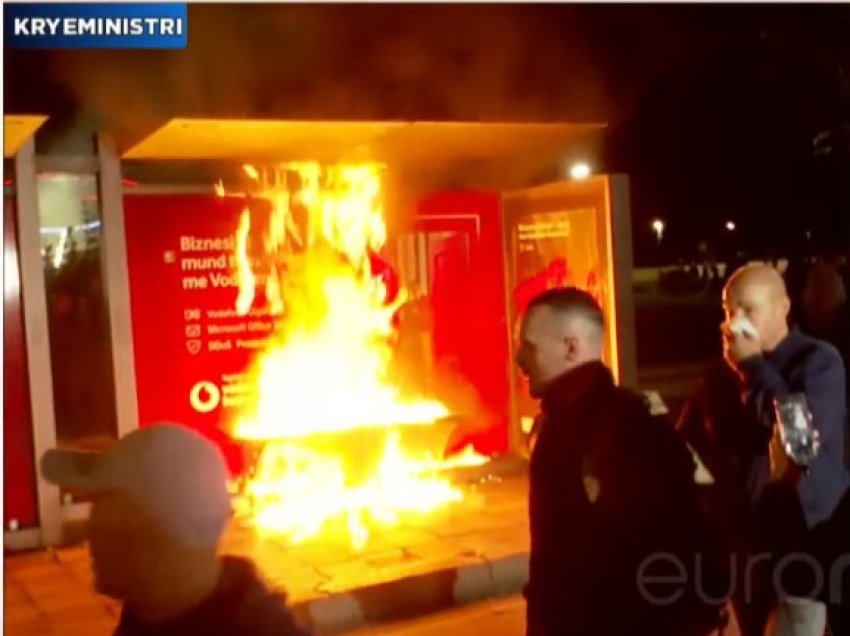 Protestuesit djegin stacionin e autobusit, marshojnë drejt selisë së PS