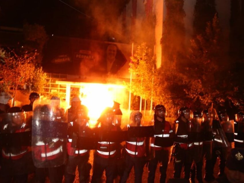 Tre orë mosbindje civile, opozita mbyll protestën në Tiranë