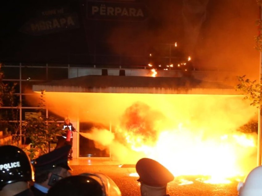 Protesta e opozitës me flakë dhe molotov/ Një protestues i arrestuar, 3 të proceduar dhe 9 në kërkim - akuzat që rëndojnë ndaj tyre