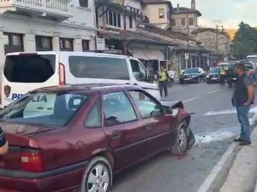 Aksident i trefishtë në Berat, përfundon në spital një person