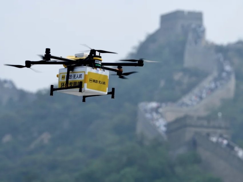 Përvoja unike në murin kinez, dronët ofrojnë ushqim për turistët