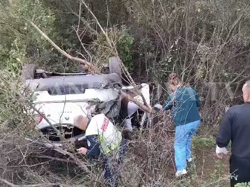 Aksident në Komoran, një veturë shihet e rrokullisur