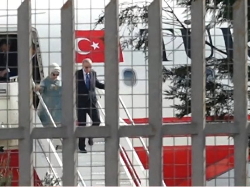 Mbërrin në aeroportin e Rinasit Erdogan, shoqërohet nga bashkëshortja e tij