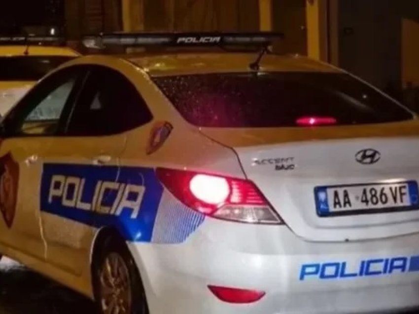 Skandal në Lushnjë-Berat/ Autoboti përplaset me disa makina, policia s'ka mjete për ta nxjerrë nga makina prej 1 ore