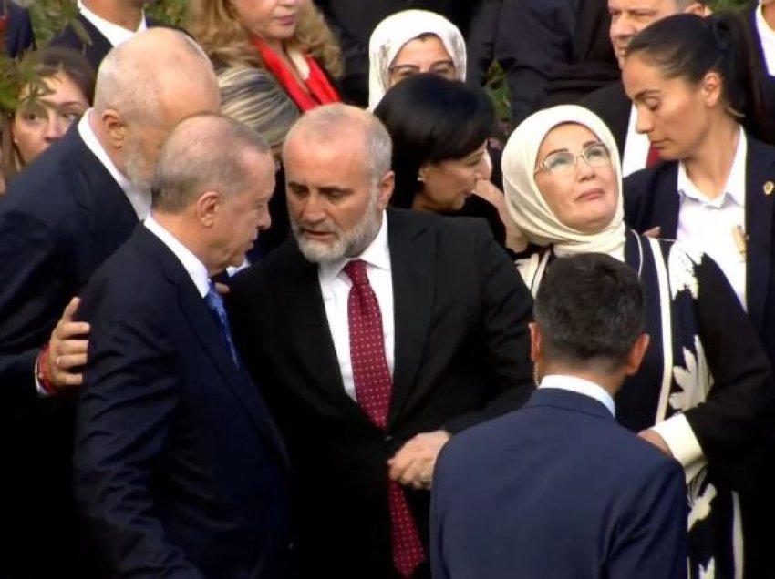 Fillon ceremonia për inaugurimin e xhamisë së re të Namazgjasë, Rama dhe Erdogan të shoqëruar nga bashkëshortet